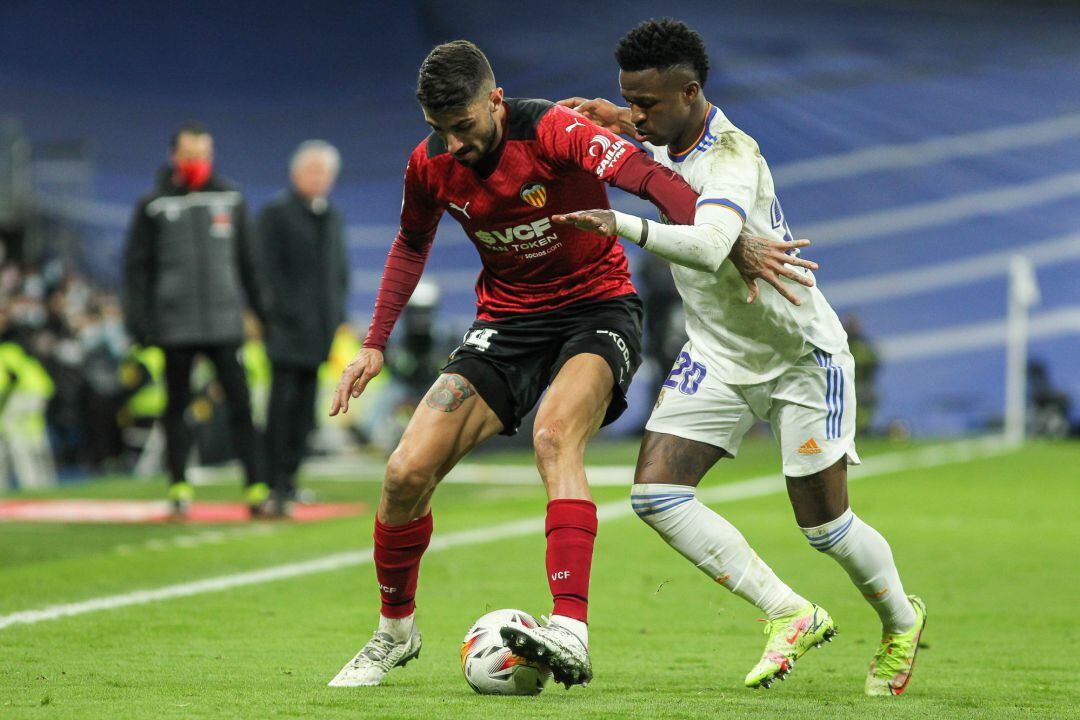 Cristiano Piccini of Valencia and Vinicius Junior of Real Madrid in action during the Spanish League, La Liga Santander, football match played between Real Madrid and Valencia CF at Santiago Bernabeu stadium on January 08, 2022, in Madrid, Spain.
 AFP7 
 