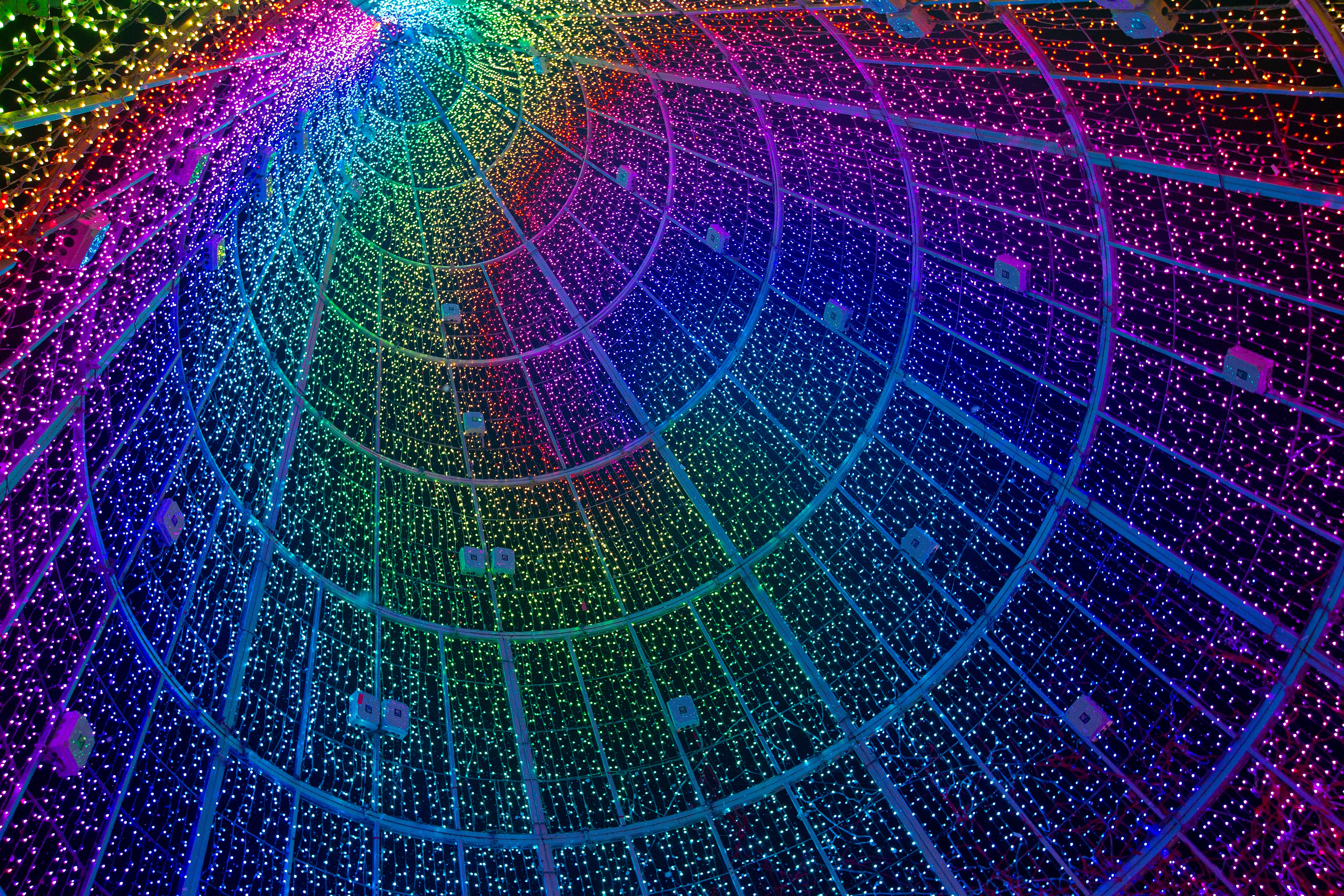 MADRID, 09/12/2022.- Fotografía tomada el 19/11/2022, del encendido en oleadas de once millones de luces led con la pulsación de un interruptor al final de una cuenta atrás en inglés, español y gallego coreada por una multitud festiva y entregada en Vigo, que marca el inicio de una Navidad. Calles iluminadas, mercadillos, abetos con luces, adornos, belenes, compras y dulces...las fiestas de Navidad ya están cerca y casi todo el planeta se viste de gala para disfrutar de estas fechas. Ciudades tan distantes como Sao Paulo, Londres, Vigo o Jerusalén se abstraen de los problemas cotidianos y muestran su imagen más luminosa en estos días previos a la celebración navideña. Mostramos un repaso gráfico y audiovisual de esta Navidad postpandémica alrededor del mundo. EFE/Salvador Sas
