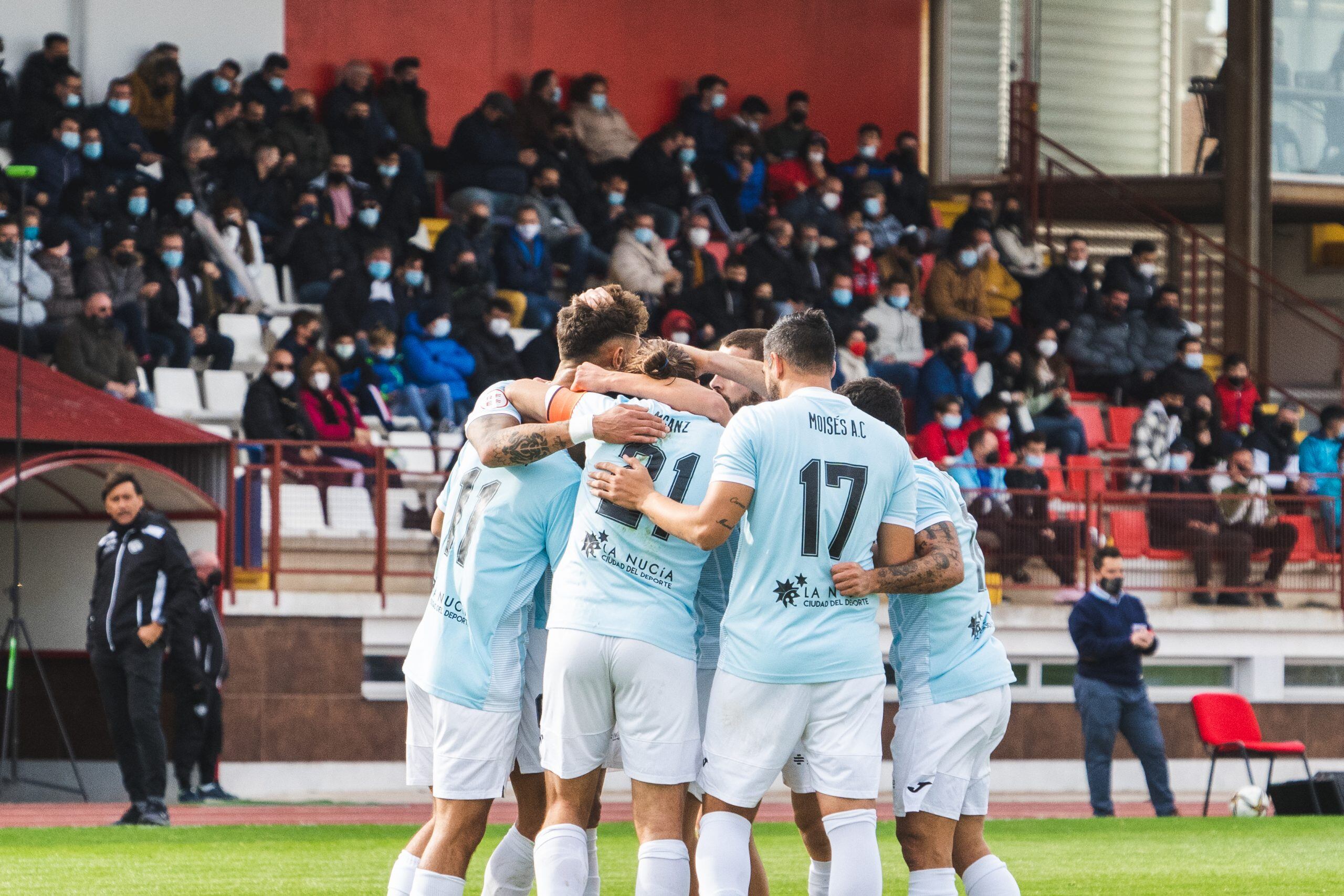 El C.F. La Nucía durante el partido de ida ante el Intercity