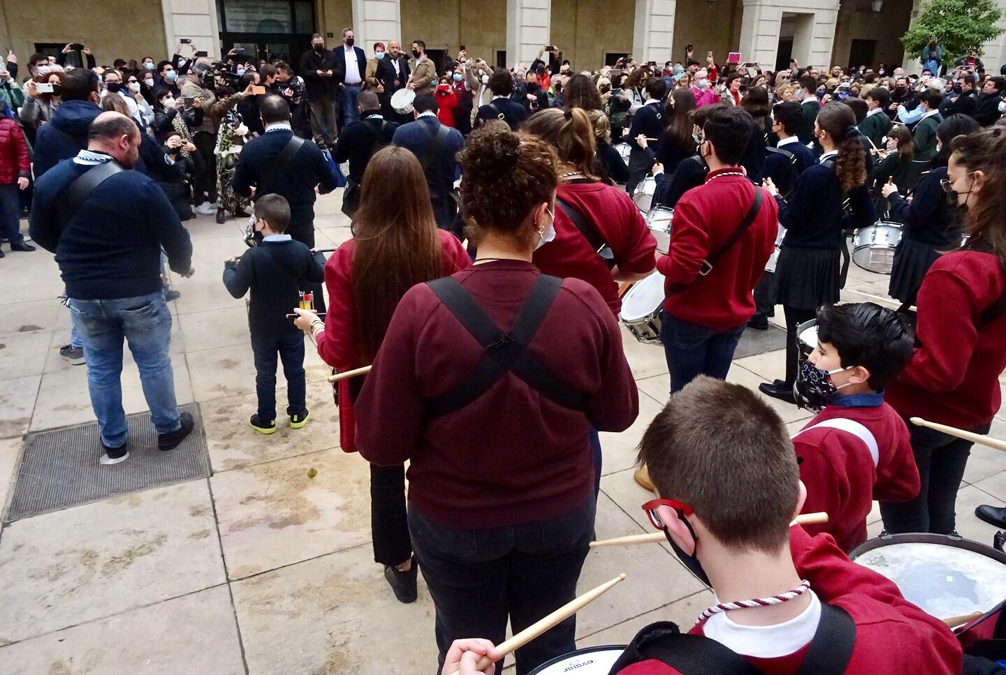 Imagen de la tamborrada celebrada este domingo en la Plaza del Ayuntamiento de Alicante