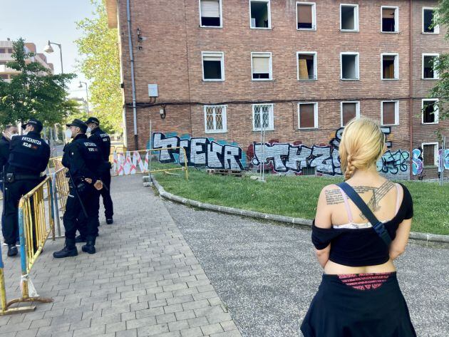 Thais dejó el bloque de Olárizu hace un mes. Hoy se ha personado en la zona para ayudar al resto de vecinos que hoy tenían que dejar la vivienda.