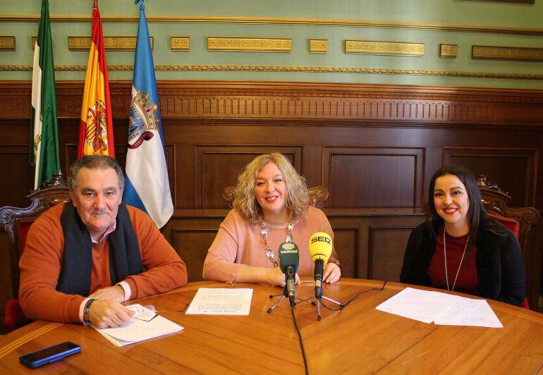 La alcaldesa de Motril, Flor Almón, la concejala de turismo, Alicia Crespo y el teniente alcalde de urbanismo, Antonio Escámez, presentan las presentaciones que realizarán esta semana en FITUR