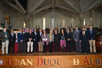 Entrega de las pastas del pregón a Lala Prieto, pregonera de la Semana Santa de Jerez 2024