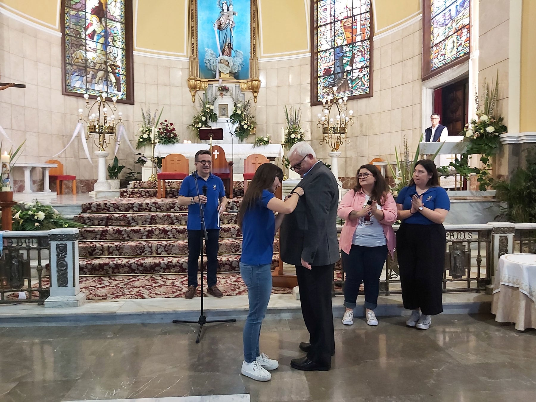Instante en el que Noemí Fraj impone la Insignia de Plata de Tesalín al director de Radio Alcoy, Juan Jordá