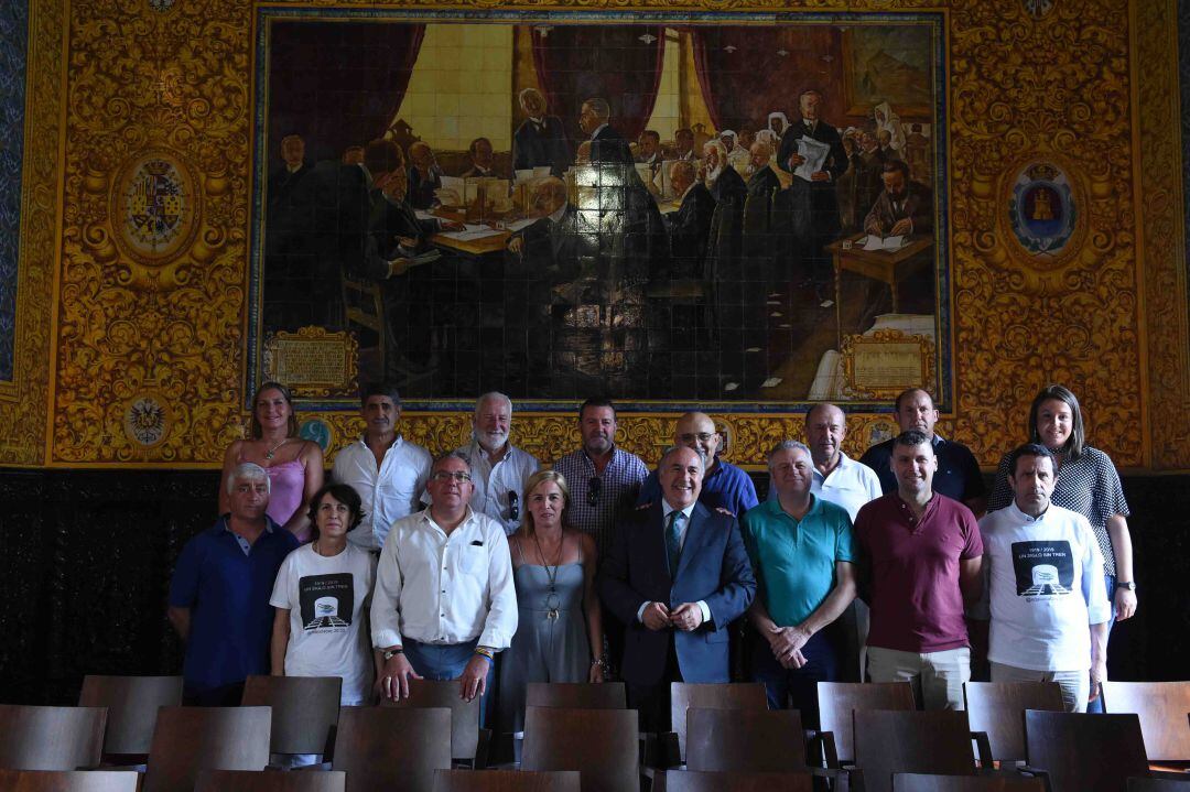 Alcaldes y representantes de ciudades afectadas por el tren.