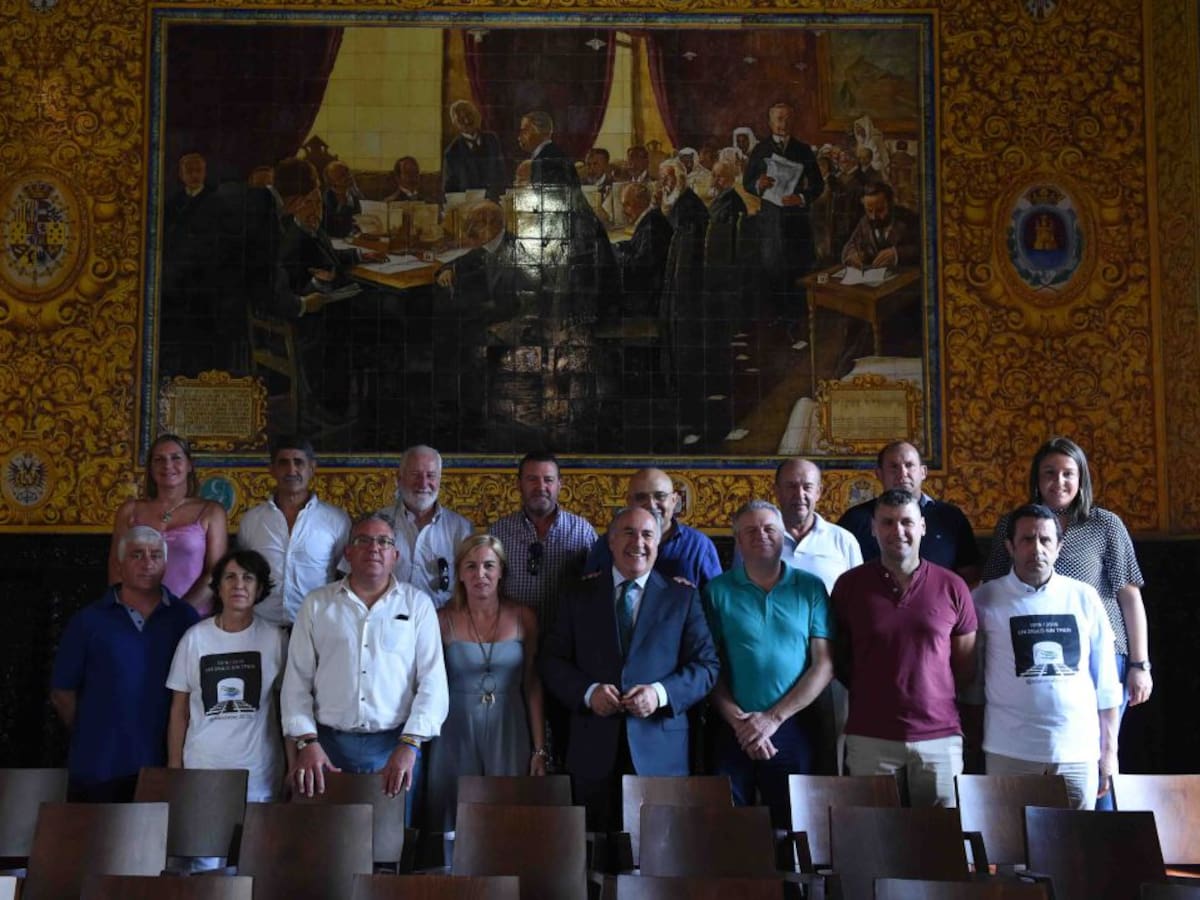 Alcaldes del Campo de Gibraltar y Málaga hacen frente común para reclamar un tren "más digno"