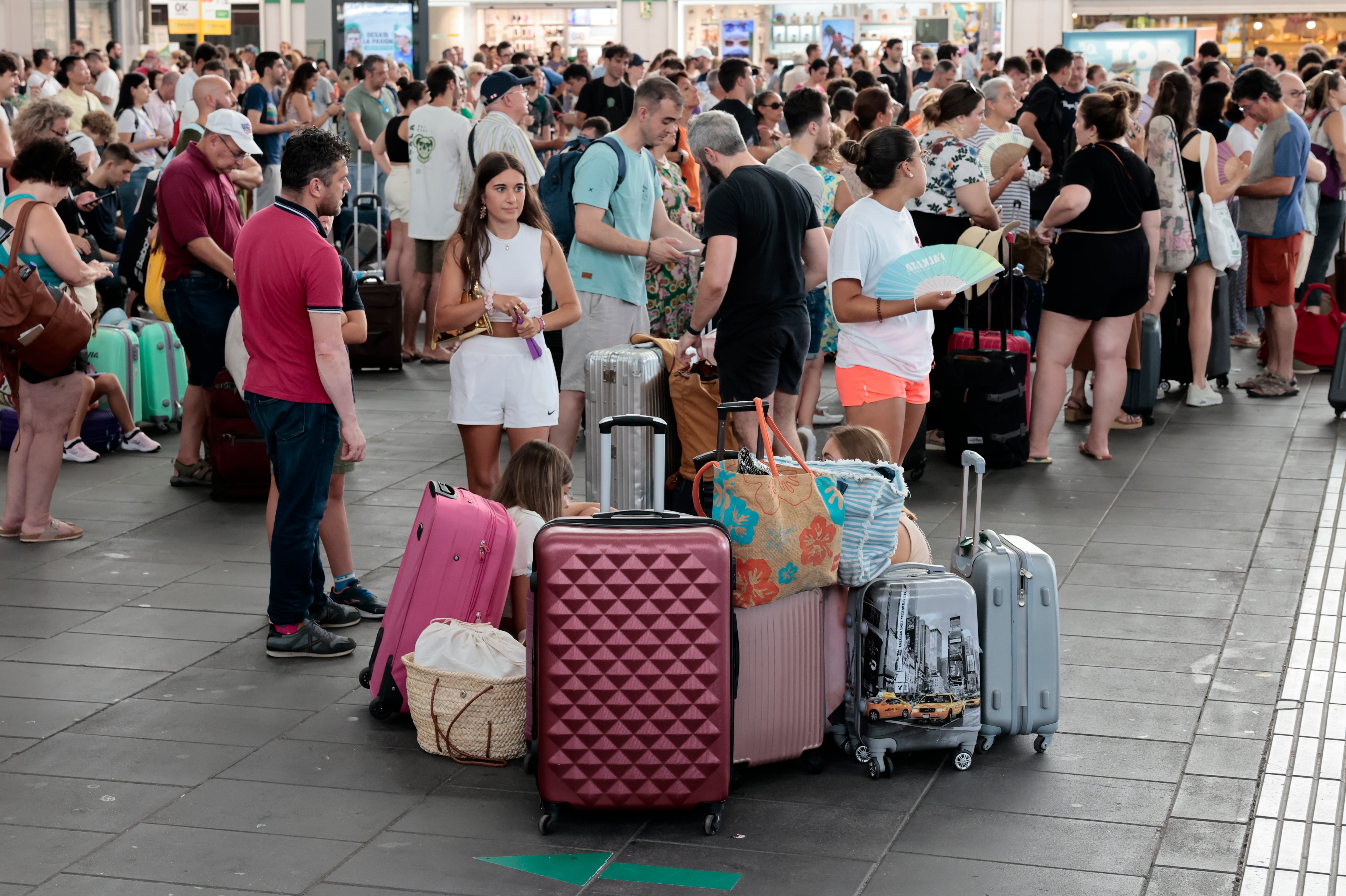 Un gran número de personas aguardaba al restablecimiento del tráfico ferroviario en la estación Joaquín Sorolla durante el domingo