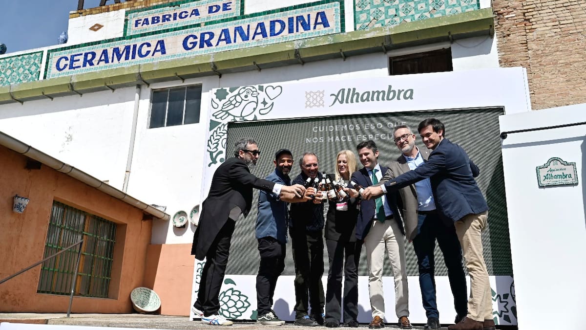 Alhambra fusiona la tradición de Fajalauza y la frescura de Asís Percales para celebrar lo que nos hace especiales