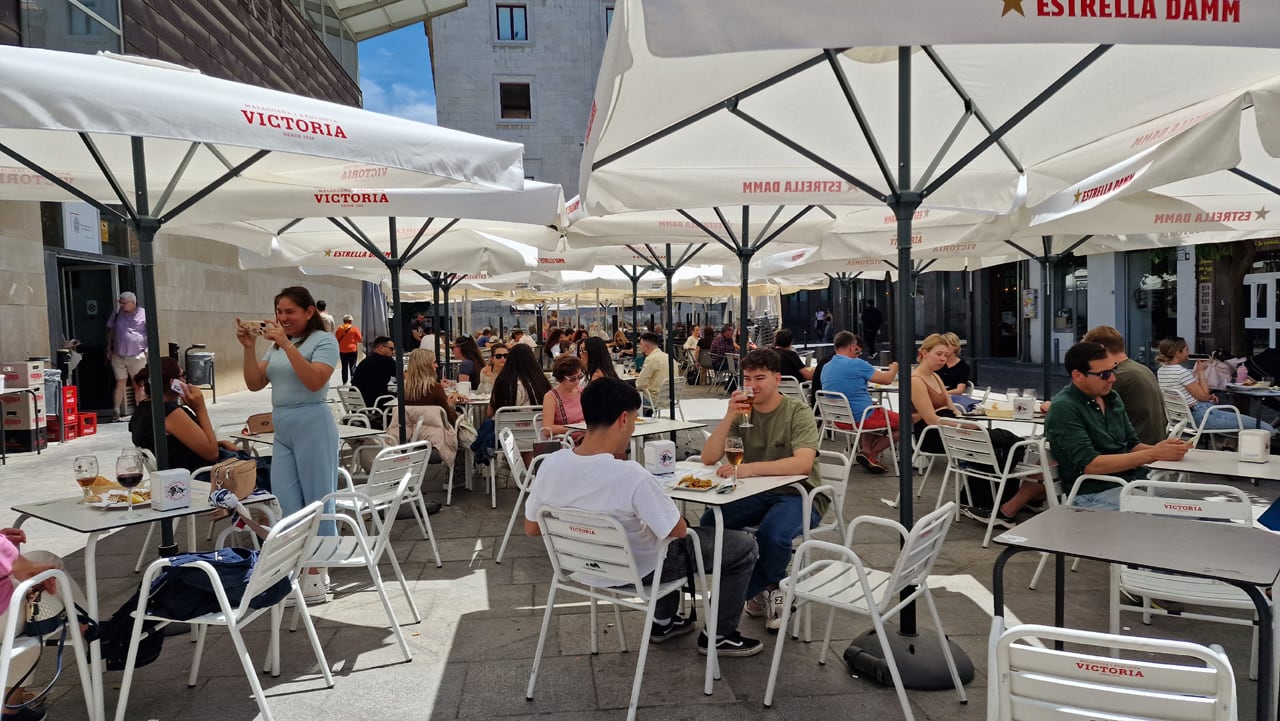 La terraza de un bar repleta en mayo de 2024 en el centro de Granada