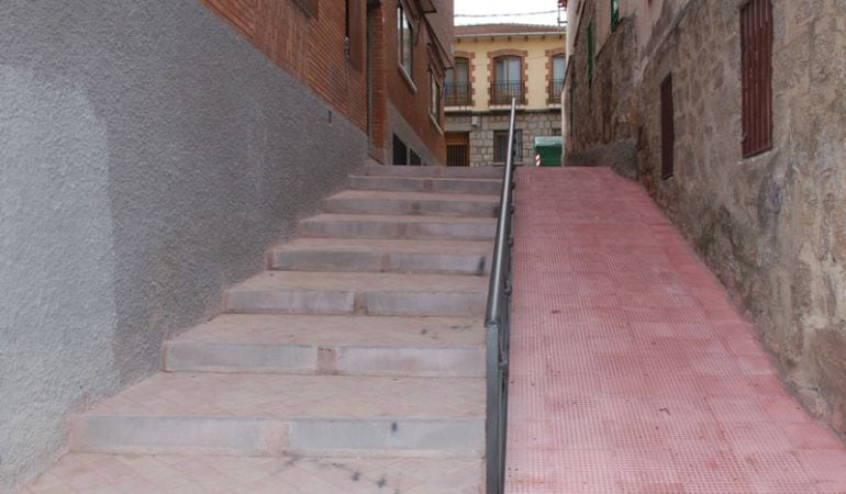 Imagen de archivo de una calle con escalones y una rampa para favorecer la accesibilidad