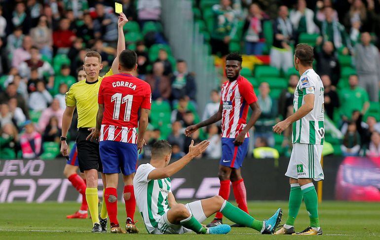 Hernández Hernández amonesta a Correa, del Atlético de Madrid 