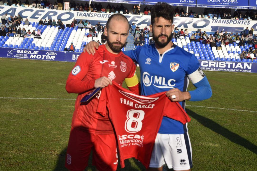 Miguel Navas muestra la camiseta homenaje a Fran Carles junto a Rosales