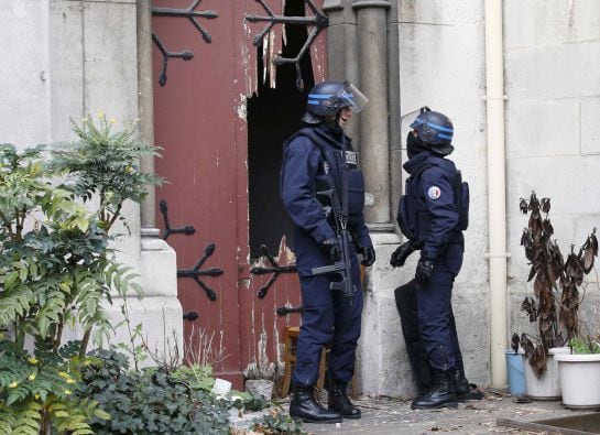 La puerta de la basílica ha quedado así tras la intervención de la Policía