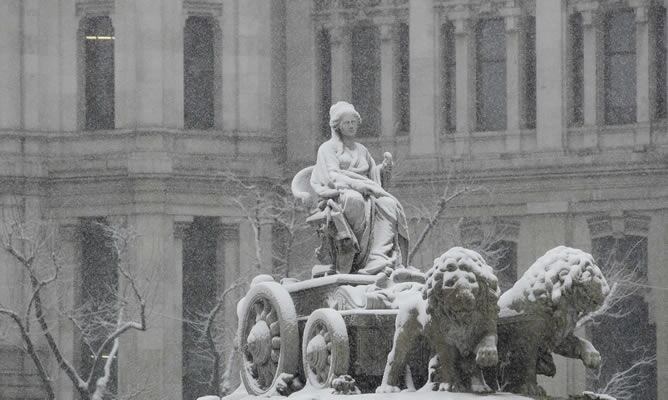 Imágenes como estas no son muy frecuentes en Madrid. Pocas veces suele nevar con tanta intensidad.