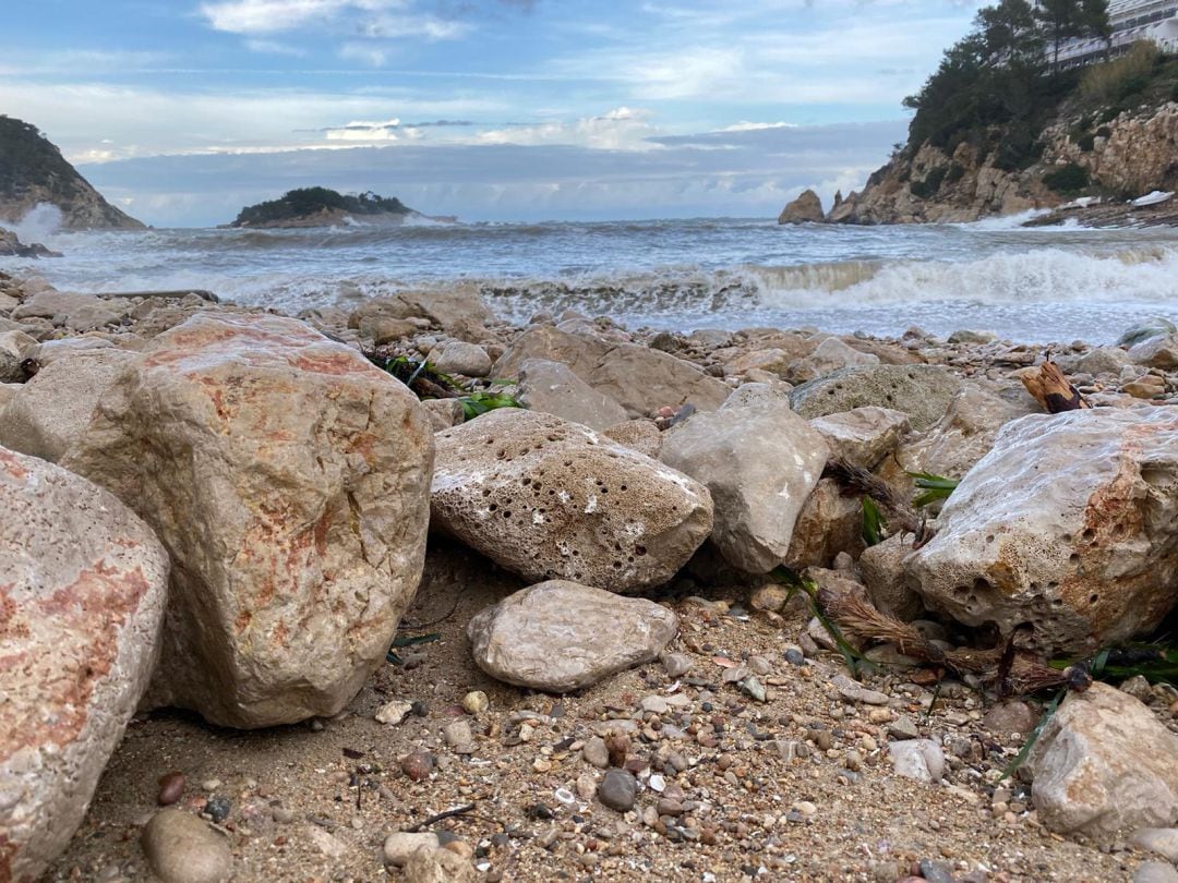 La playa del Puerto de Sant Miquel resultó gravemente afectada por el temporal