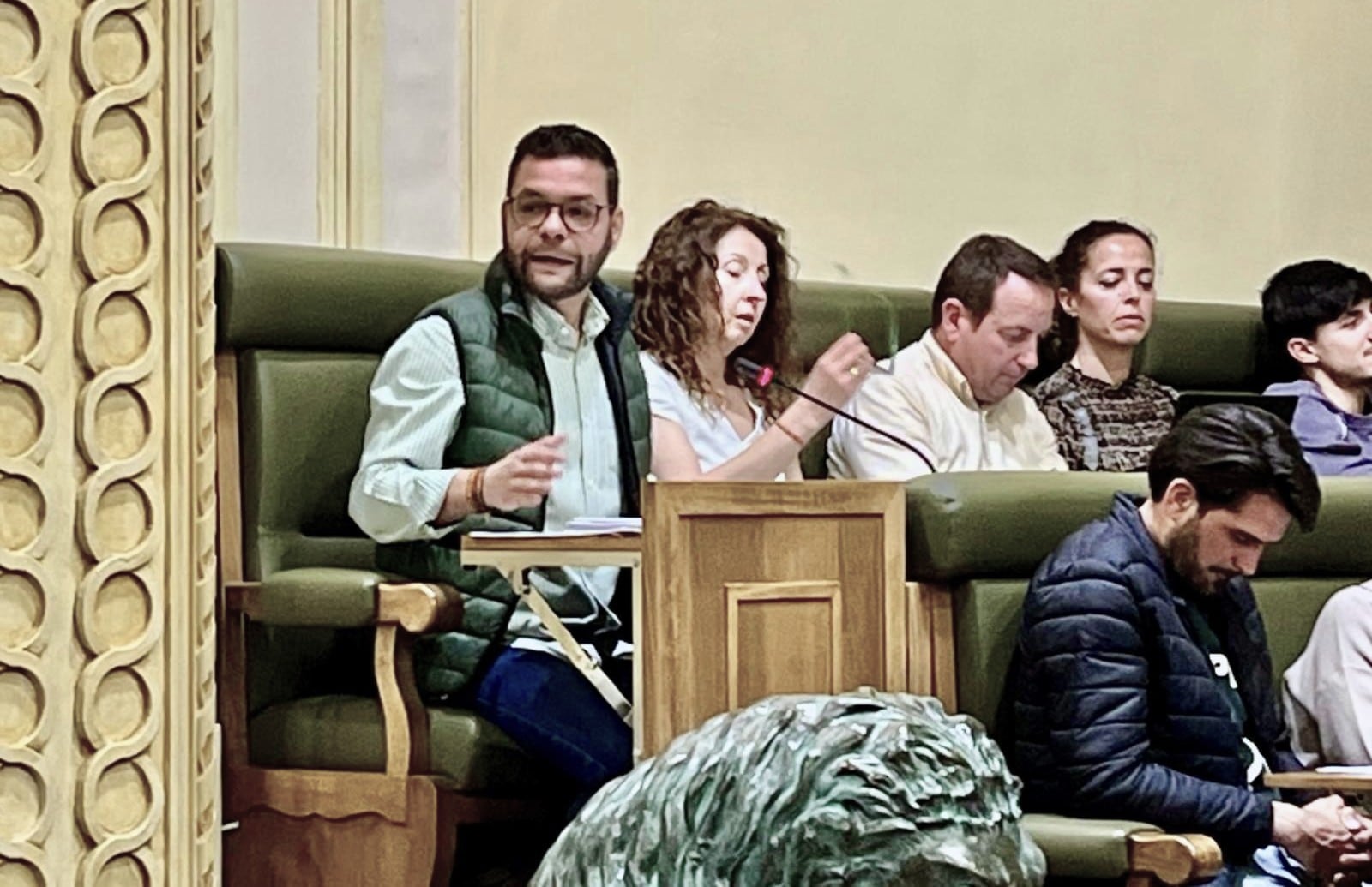 En primer término Juan Agustín Carrillo, portavoz municipal de VOX en Jumilla