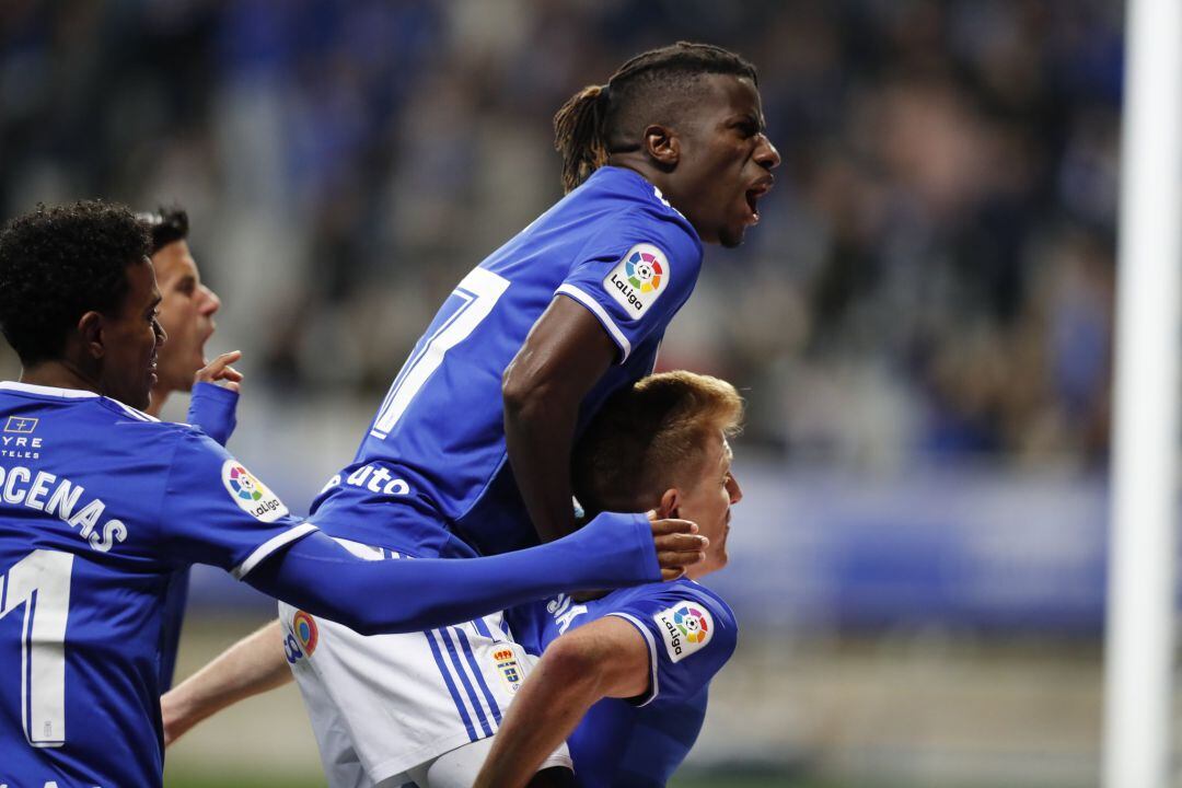 Mossa celebra el gol junto a Ibrahima, Javi Muñoz y Bárcenas.