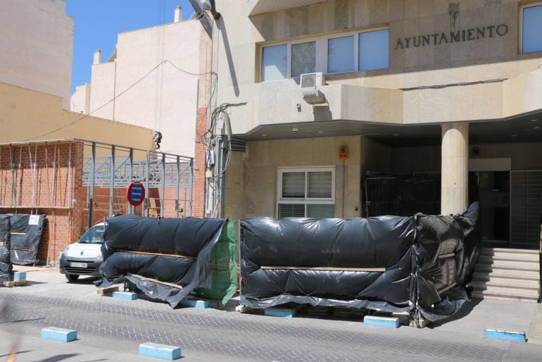 Imagen de la fachada principal del Ayuntamiento de Torrevieja junto a las obras de ampliación