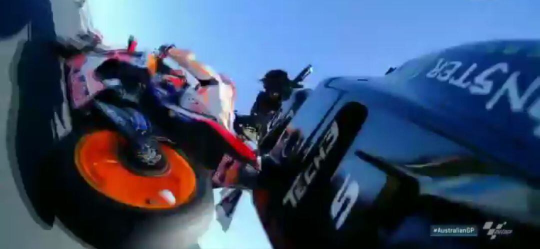 El momento en que Zarco impacta con la moto de Marc Márquez.