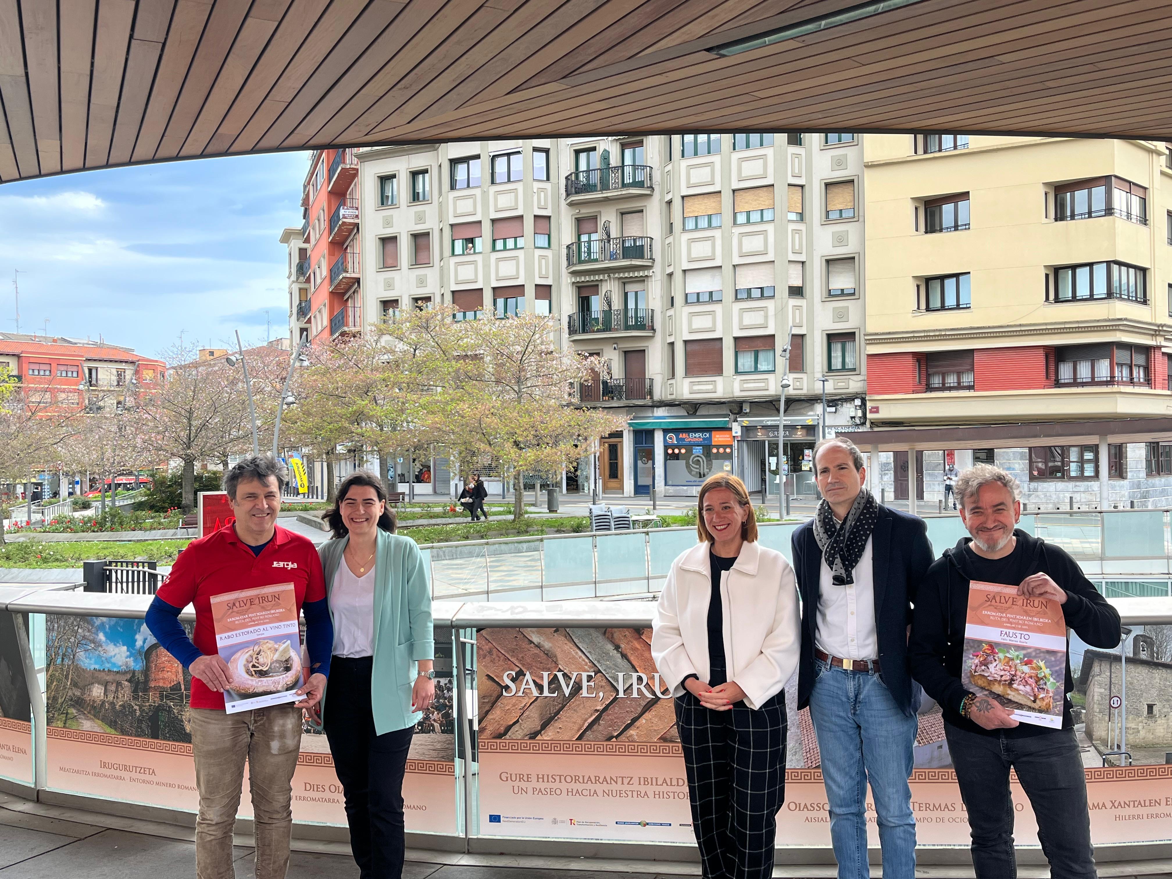 De izquierda a derecha: el propietario del bar Sargia Joseba Lopetegui, la delegada de Cultura Nuria Alzaga, la alcaldesa de Irun Cristina Laborda, el director del Museo Oiasso Juan José Jiménez Silva y el propietario del bar-restaurante Felix Manso