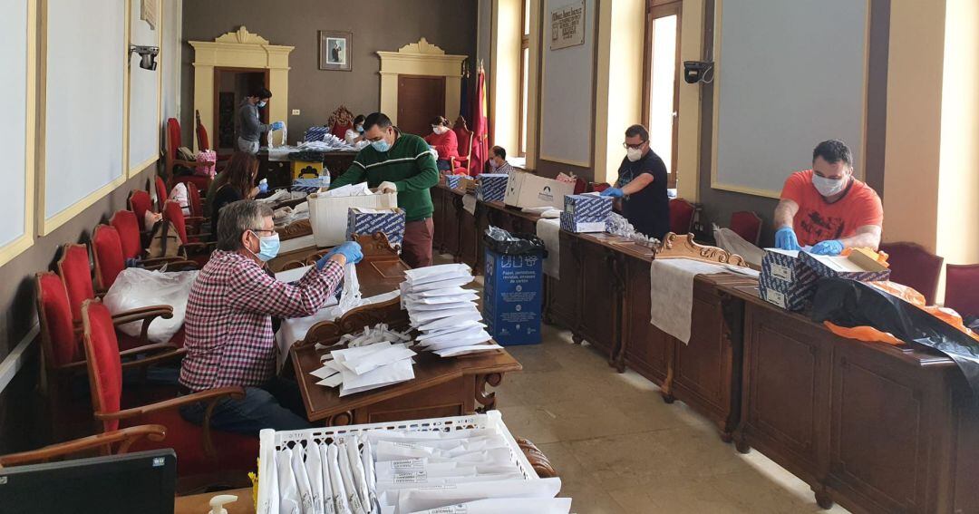 Voluntarios preparando las mascarillas para ser repartidas