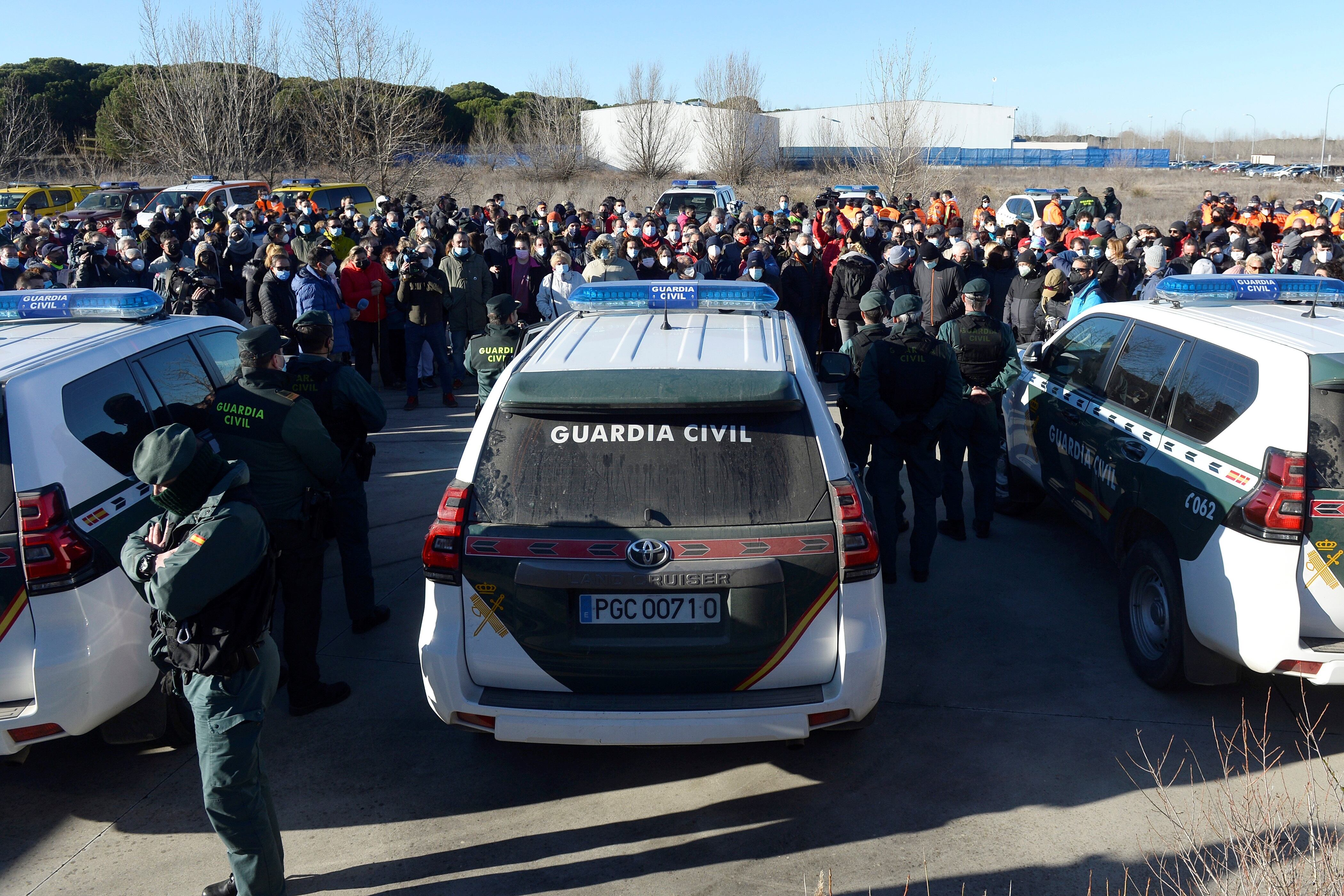 TRASPINEDO (VALLADOLID), 29/01/2022.- Vecinos, agentes de la Guardia Civil, voluntarios de Cruz Roja y miembros de Protección Civil participan este sábado la cuarta batida en busca de Esther López, desaparecida el 12 de enero, en esta ocasión con una ampliación hacia el oeste del radio ya explorado, en la localidad vallisoletana de Traspinedo.EFE/NACHO GALLEGO
