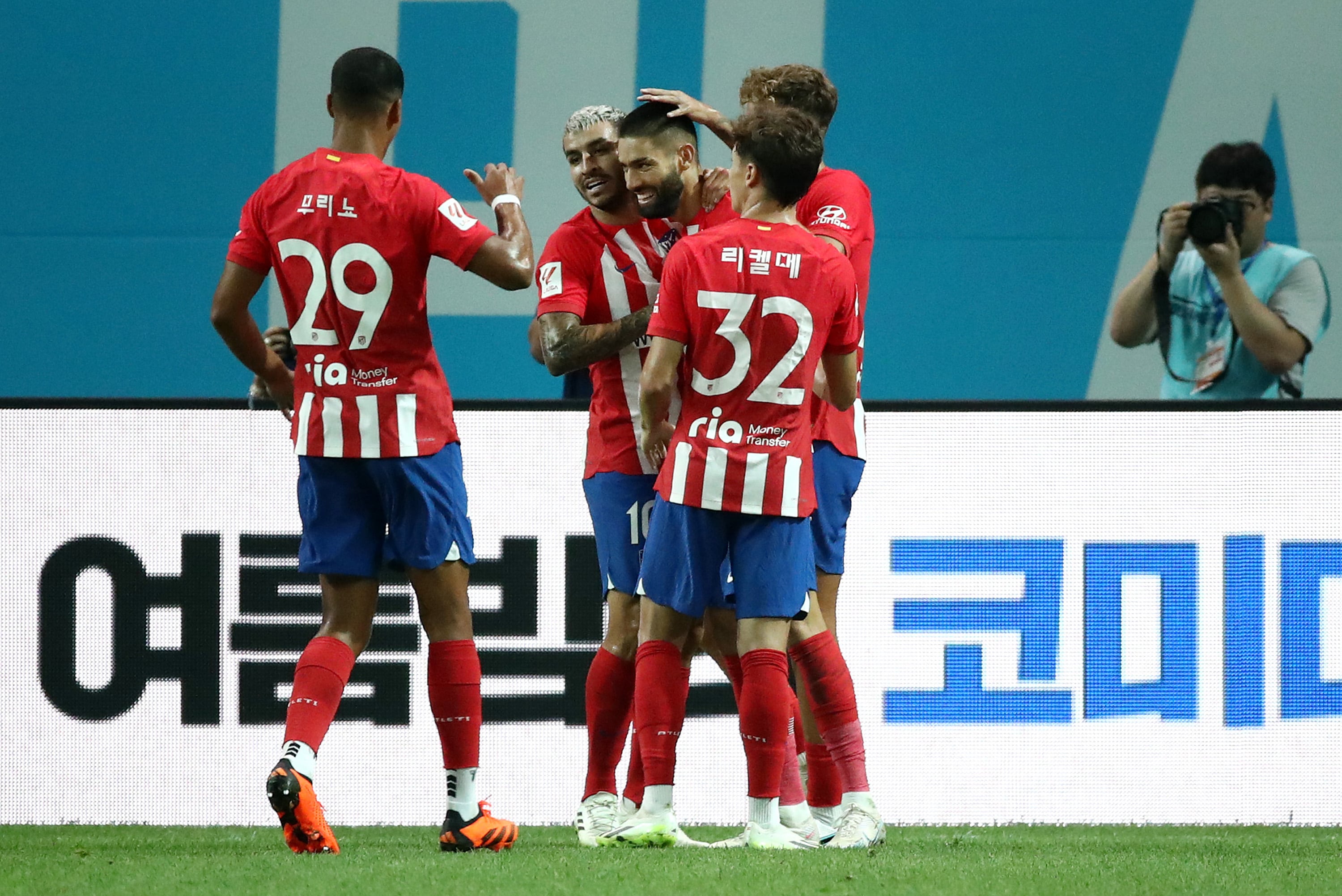 Carrasco celebra con algunos compañeros su gol ante el City.