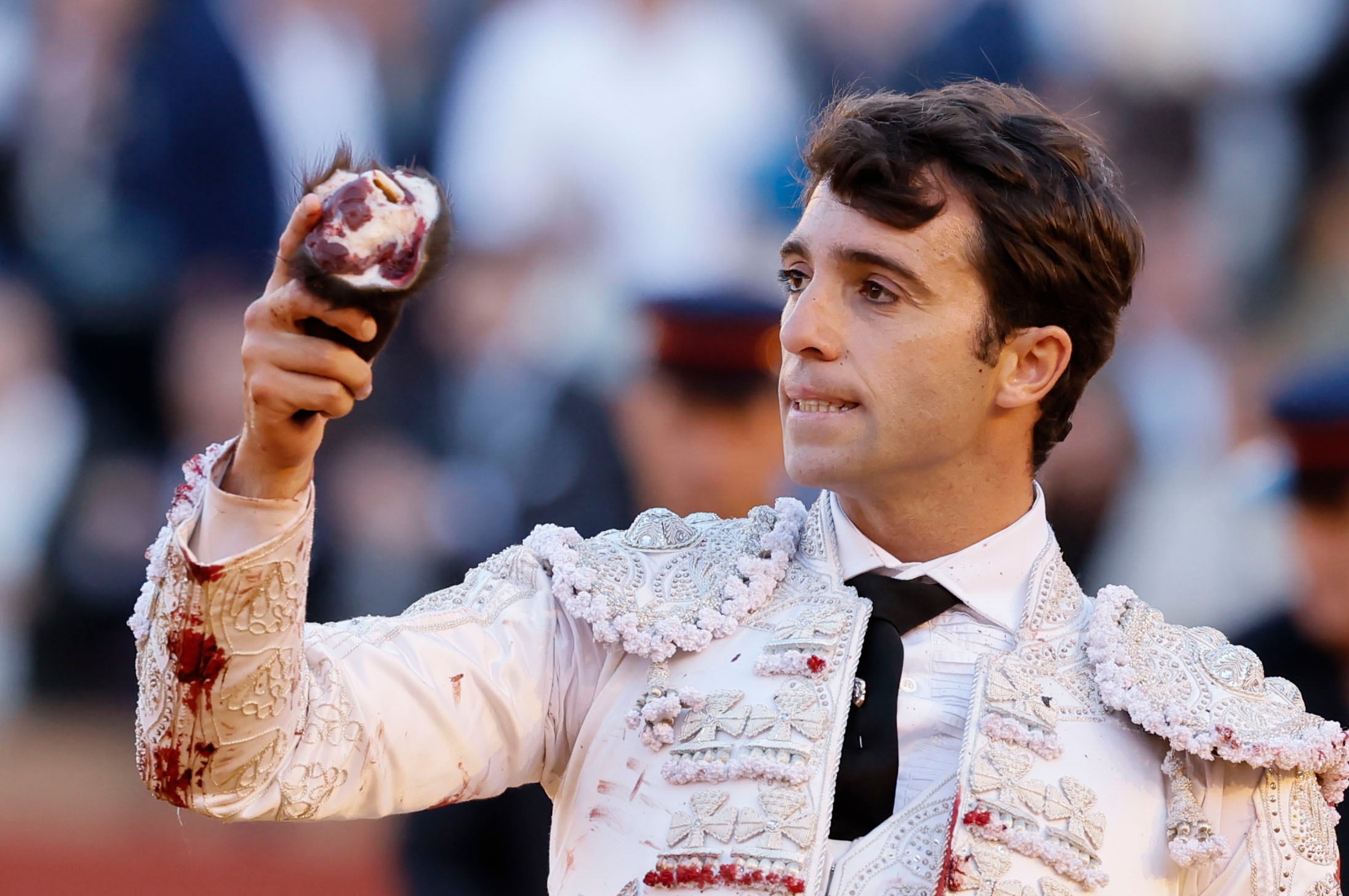 SEVILLA, 12/04/2026.- El diestro Rafael Serna tras la lidia al segundo de los de su lote, durante la corrida de toros de la Feria de Abril celebrada este domingo en la plaza de toros de la Real Maestranza, en Sevilla. EFE/José Manuel Vidal