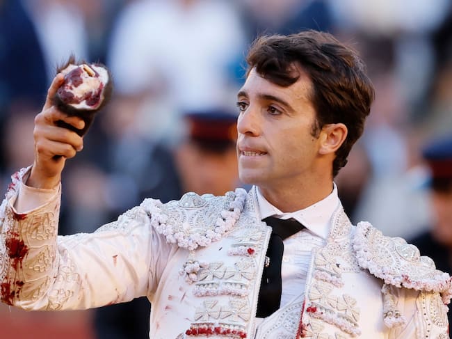 SEVILLA, 12/04/2026.- El diestro Rafael Serna tras la lidia al segundo de los de su lote, durante la corrida de toros de la Feria de Abril celebrada este domingo en la plaza de toros de la Real Maestranza, en Sevilla. EFE/José Manuel Vidal