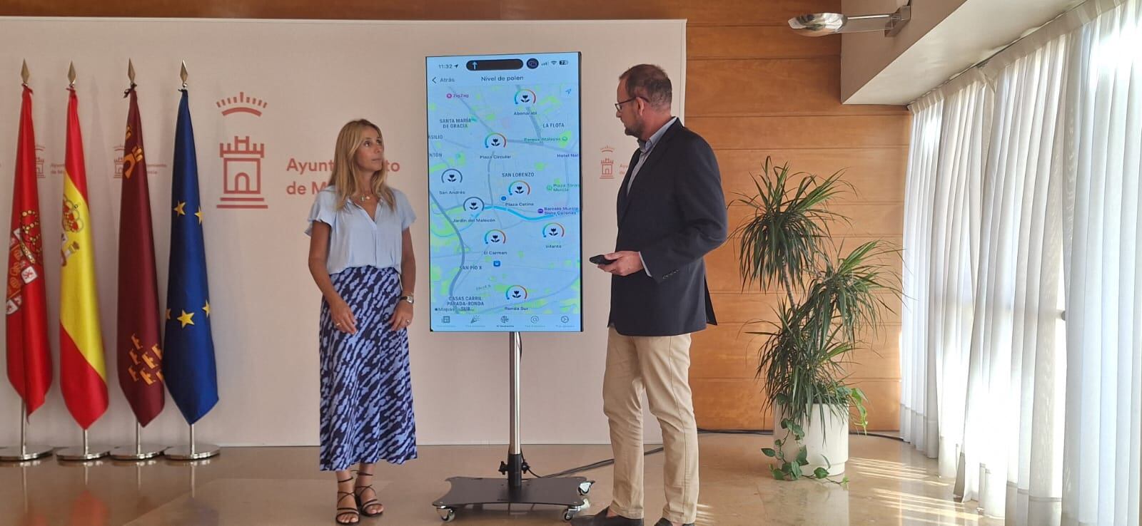Los concejales de Desarrollo Urbano y Ciudad Inteligente, José Guillén, y de Bienestar Social, Familia y Salud, Pilar Torres, presentan novedades en la app Tu Murcia