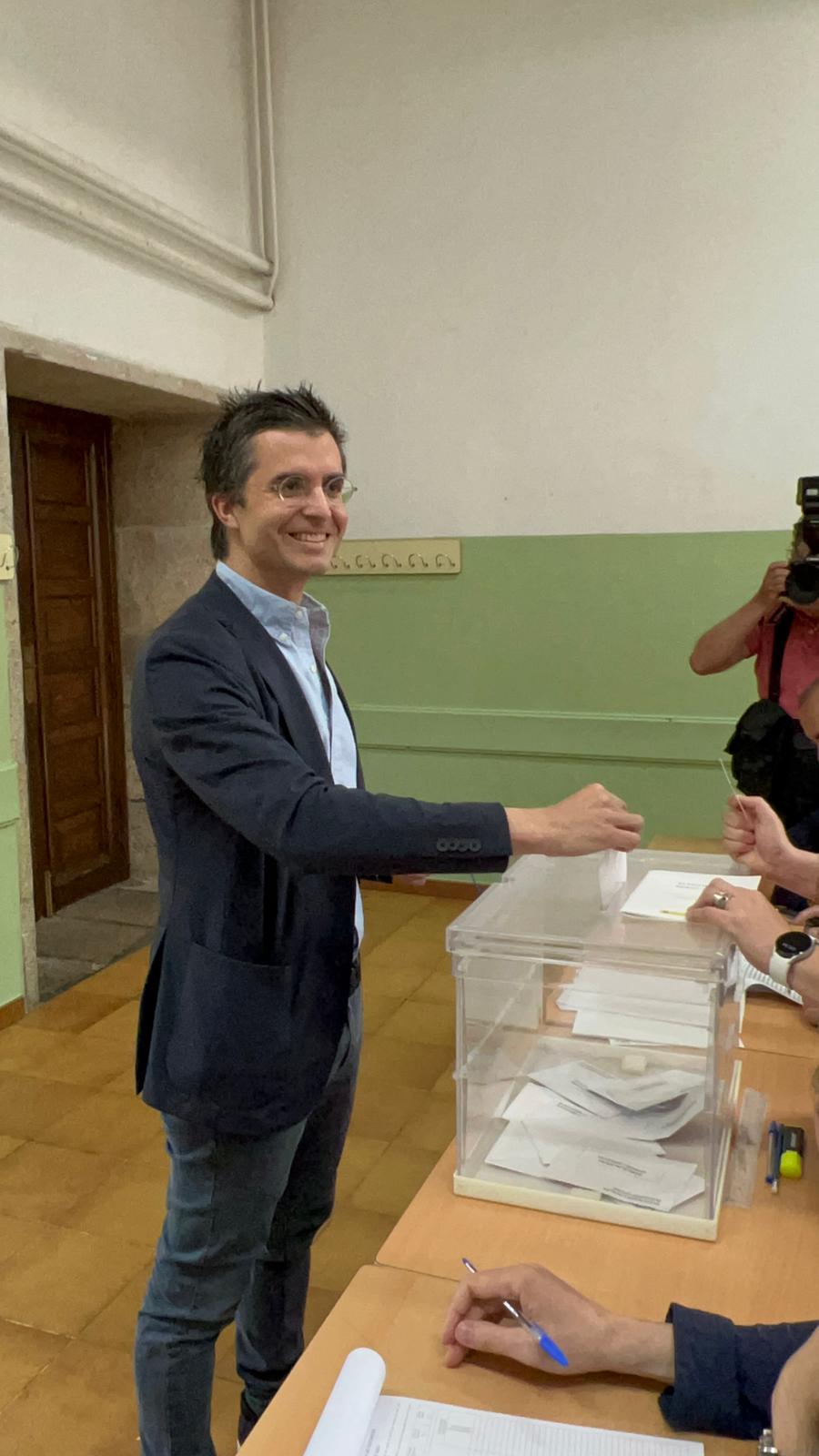 Borja Verea, votando en las elecciones municipales de Santiago de Compostela