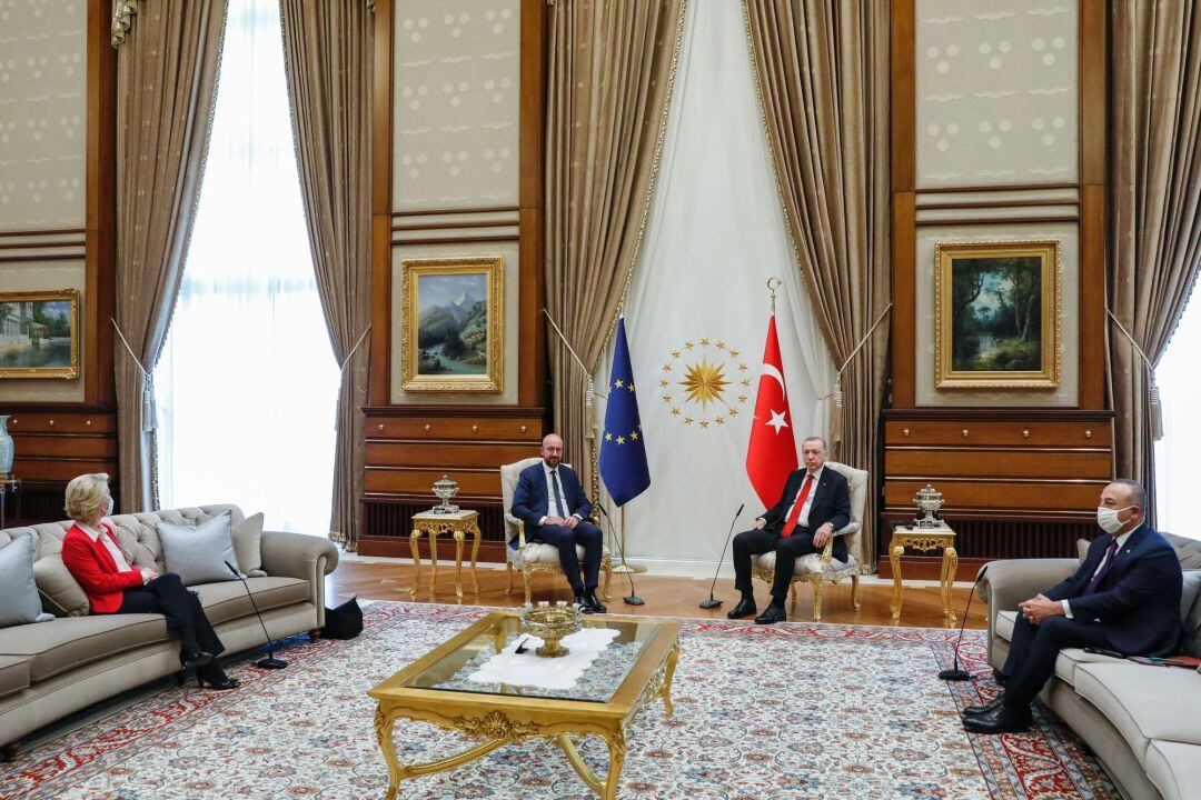 El presidente turco, Recep Tayyip Erdogan, y su ministro de Asuntos Exteriores, Mevlut Cavusoglu,junto al presidente del Consejo Europeo, Charles Michel, y la presidenta de la Comisión europea, Ursula Von der Leyen.