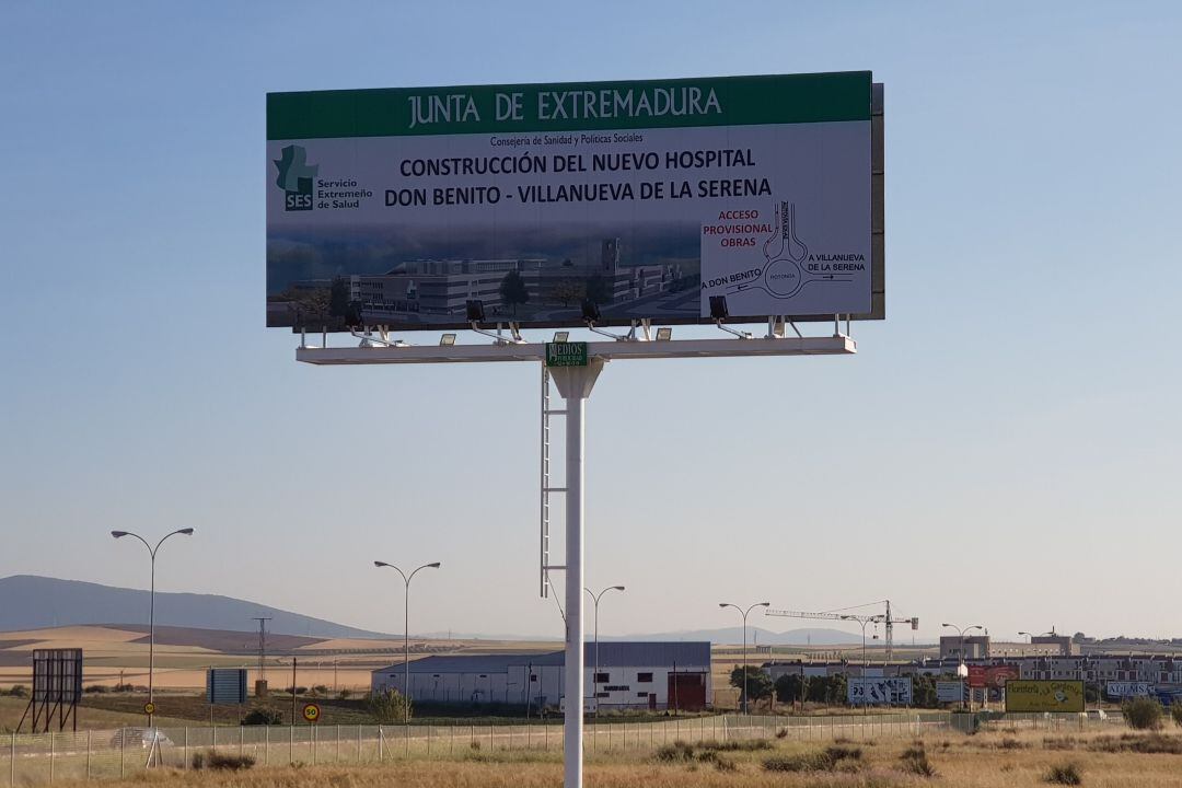 Valla que anuncia las obras del nuevo hospital