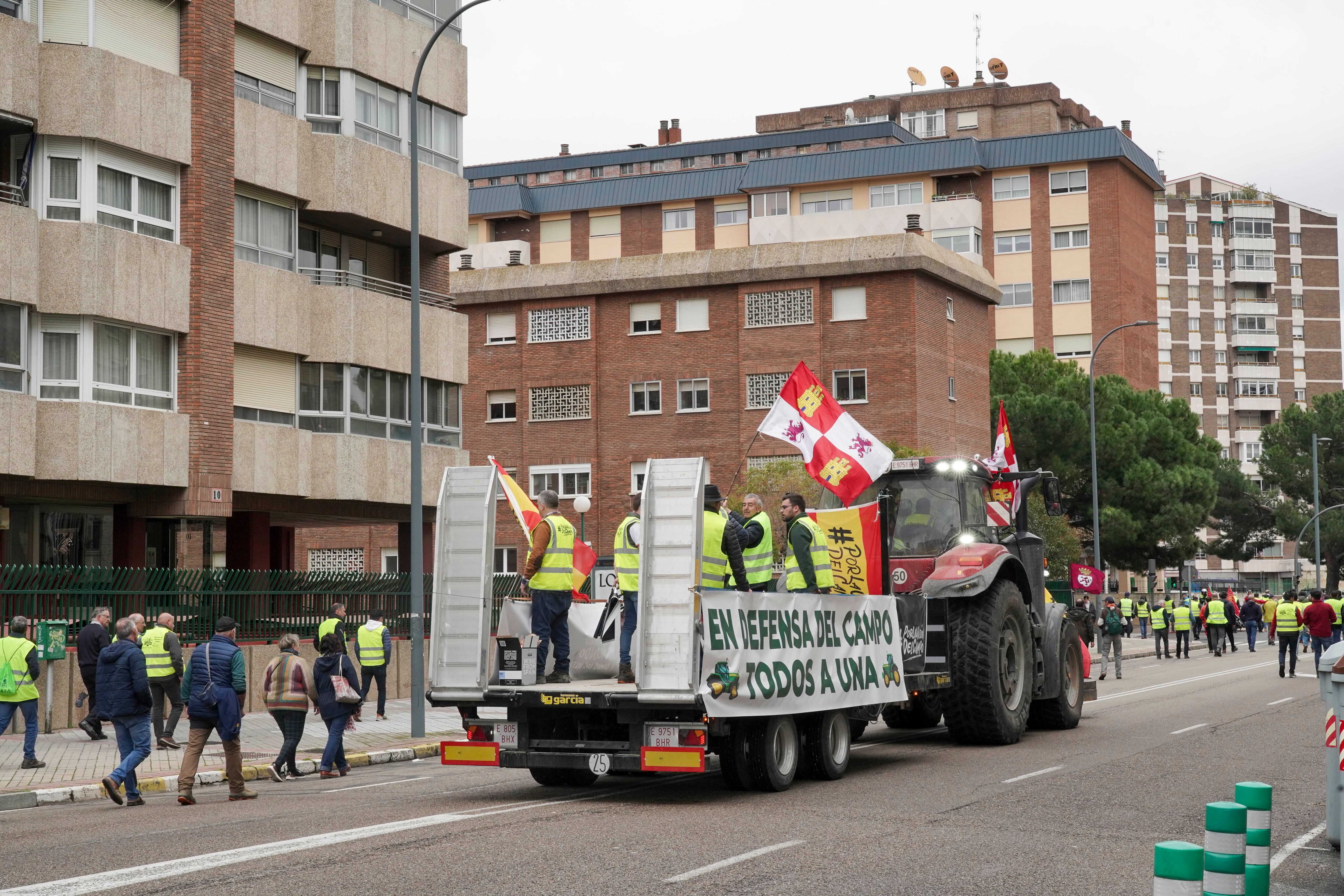 Nueva jornada de movilizaciones del campo con una tractorada en Valladolid que parte del aparcamiento del estadio Jos� Zorrilla para recorrer la avenida de Salamanca, el paseo de Zorrilla y regresar al mismo punto