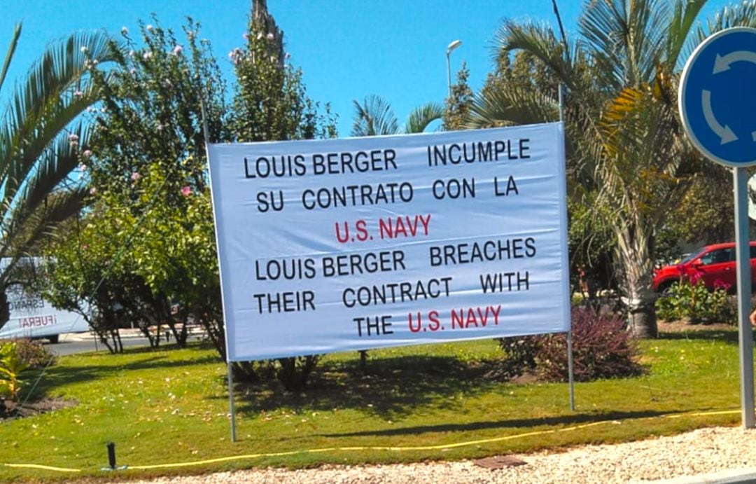 Una pancarta en el acceso a la base