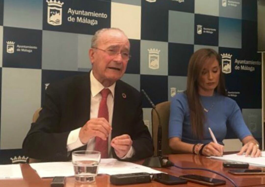 El alcalde de Málaga, Francisco de la Torre, durante la presentación de las mociones que el equipo de gobierno expondrá en el Pleno de mañana