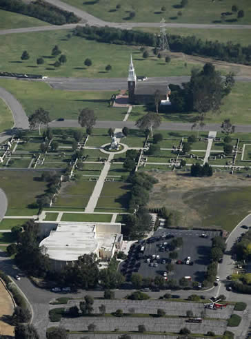 El lugar donde reposará eternamente el &#039;rey del pop&#039;. Su tumba se encuentra en el cementerio Forest Lawn de Los Angeles en el pasillo Libertad (visible en primer plano). Ubicado en las colinas de Hollywood