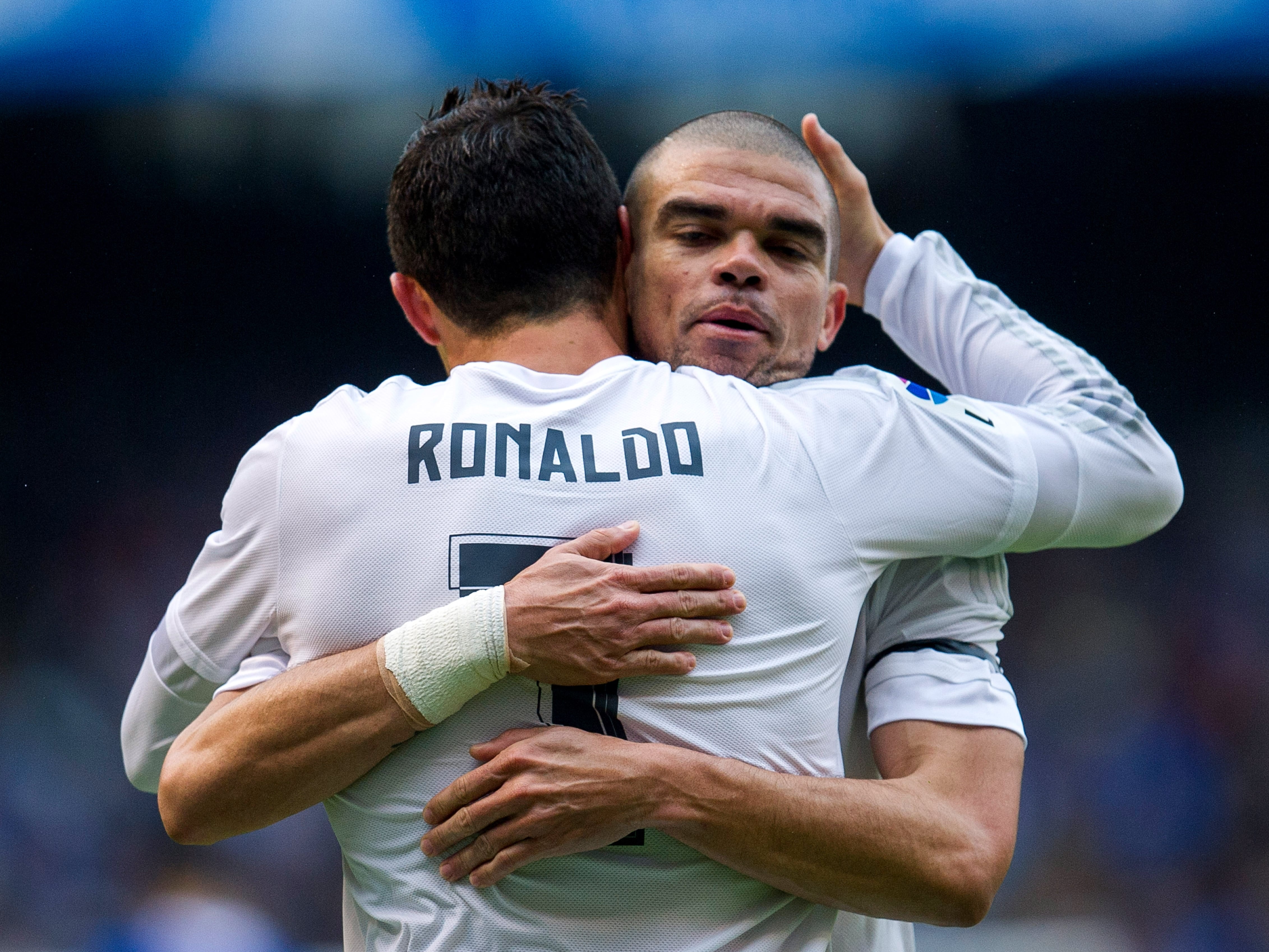 Pepe y Cristiano Ronaldo celebrando un gol durante su etapa en el Real Madrid