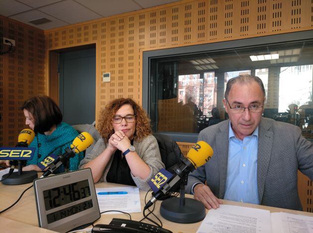 Intervención del concejal de Hacienda, junto a Charo Chávez y María Sánchez