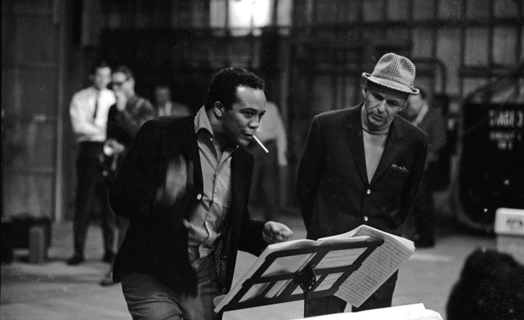 Quincy Jones y Frank Sinatra durante un ensayo en 1964