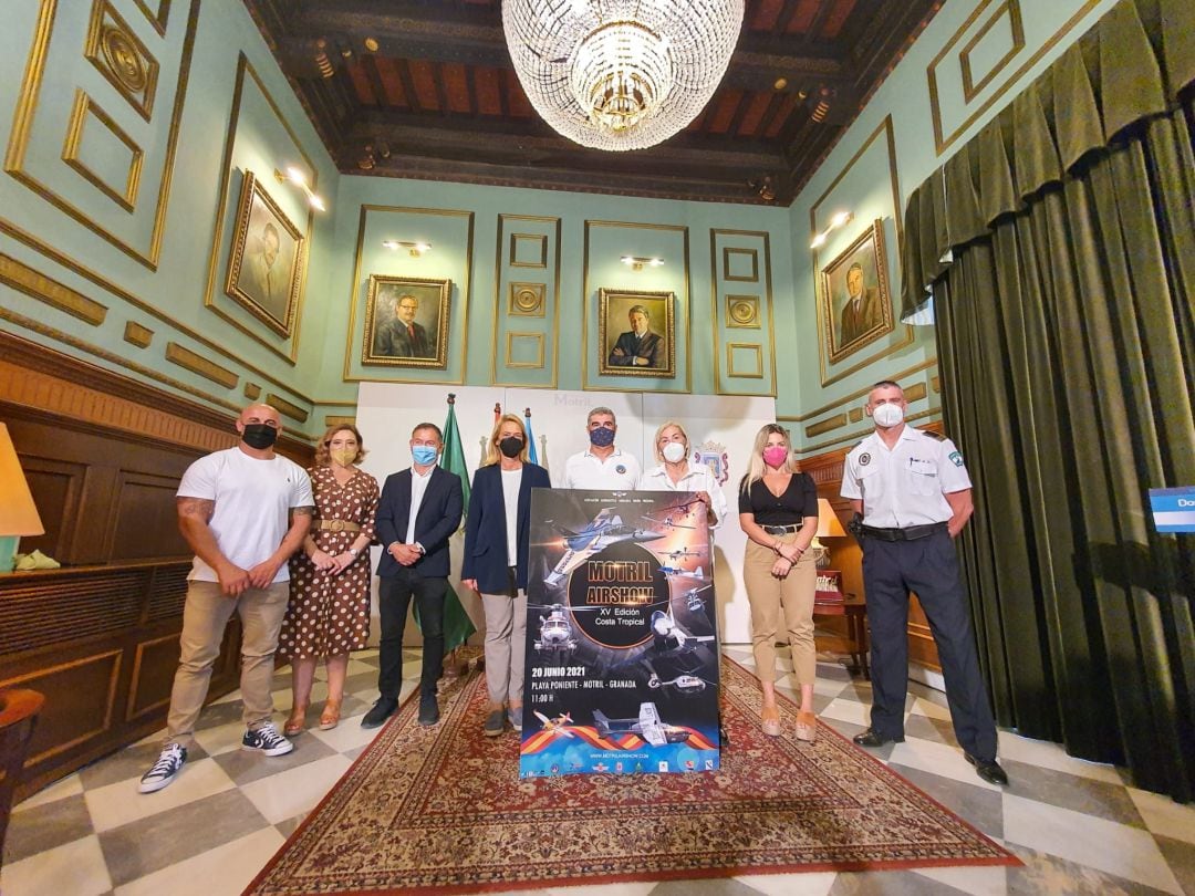 La alcaldesa de Motril, Luisa García Chamorro y Jose Miguel Pérez Juárez, presidente de la Asociación aeronáutica Orión, presenta  junto a miembros del  equipo de gobierno el Festival aéreo de Motril 