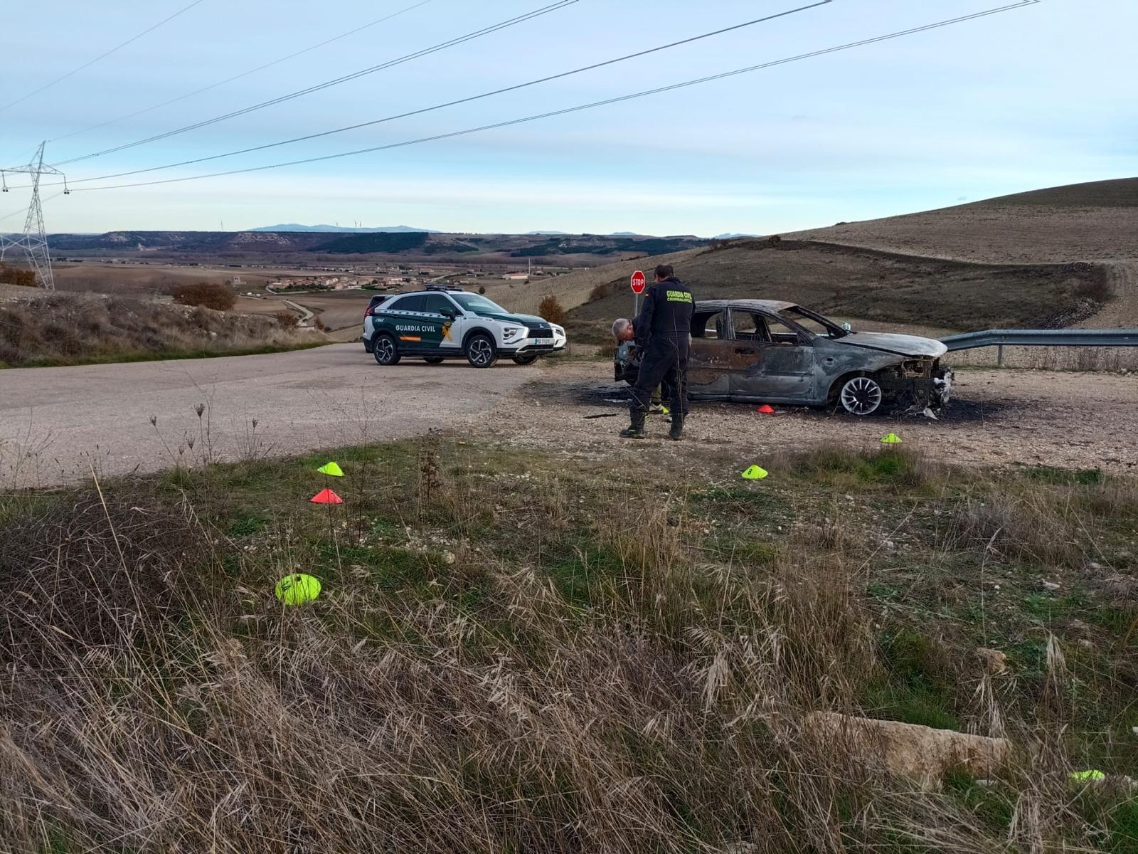 El vehículo apareció ardiendo en un camino rural cerca de Los Balbases