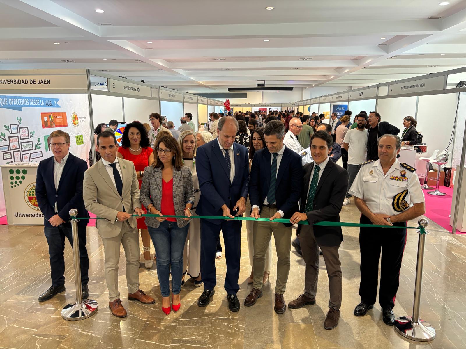 Representantes de las instituciones colaboradoras y el rector de la UJA, Nicolás Ruiz, inauguran la Feria de Empleo 2025.