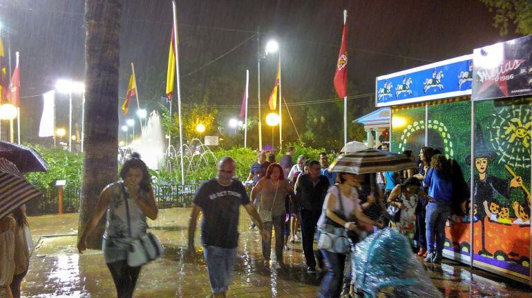 La lluvia irrumpe en los huertos, en plena feria de Murcia