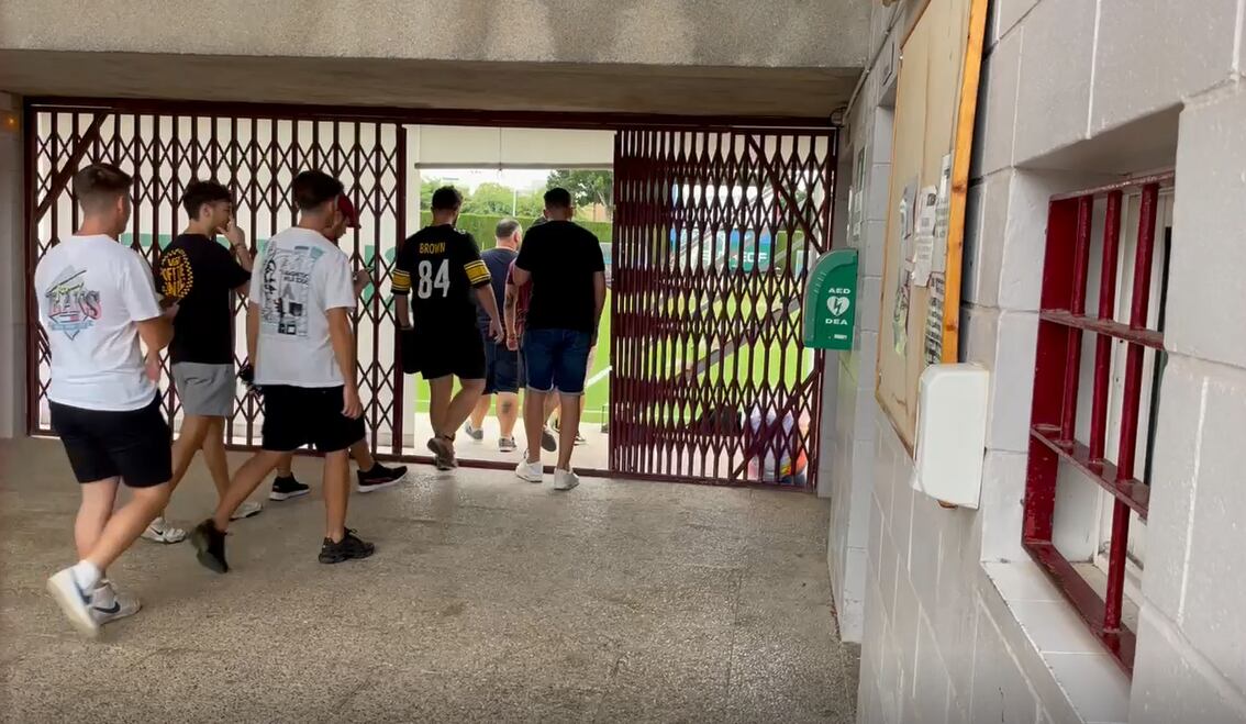 El momento en el que entraban los aficionados al entrenamiento del Elche