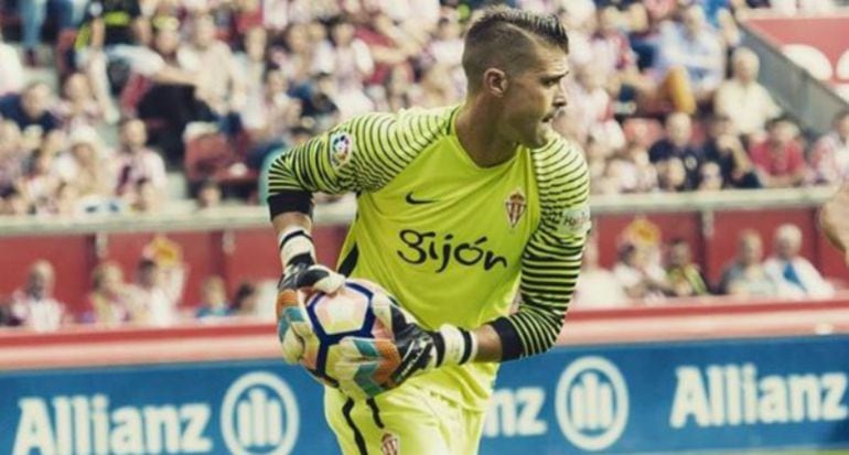 El portero del Sporting, Iván Cuéllar, durante un encuentro con su club.