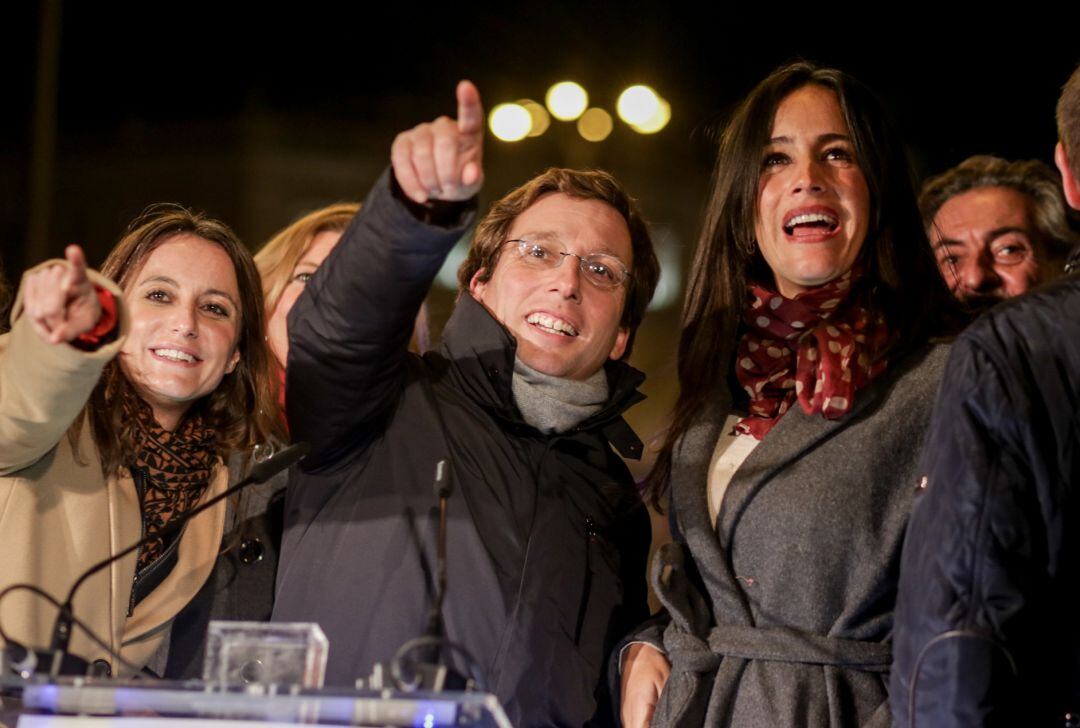  La delegada del Área de Cultura, Turismo y Deporte, Andrea Levy; el alcalde de Madrid, José Luis Martínez-Almeida; y la vicealcaldesa, Begoña Villacís, durante el encendido de las luces de Navidad, en Madrid.