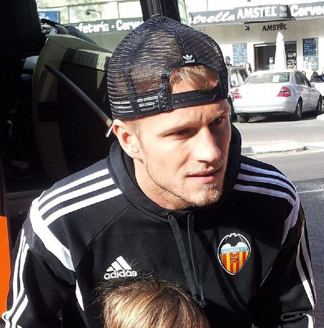 Yoel Rodríguez posa con un aficionado durante su etapa en el Valencia