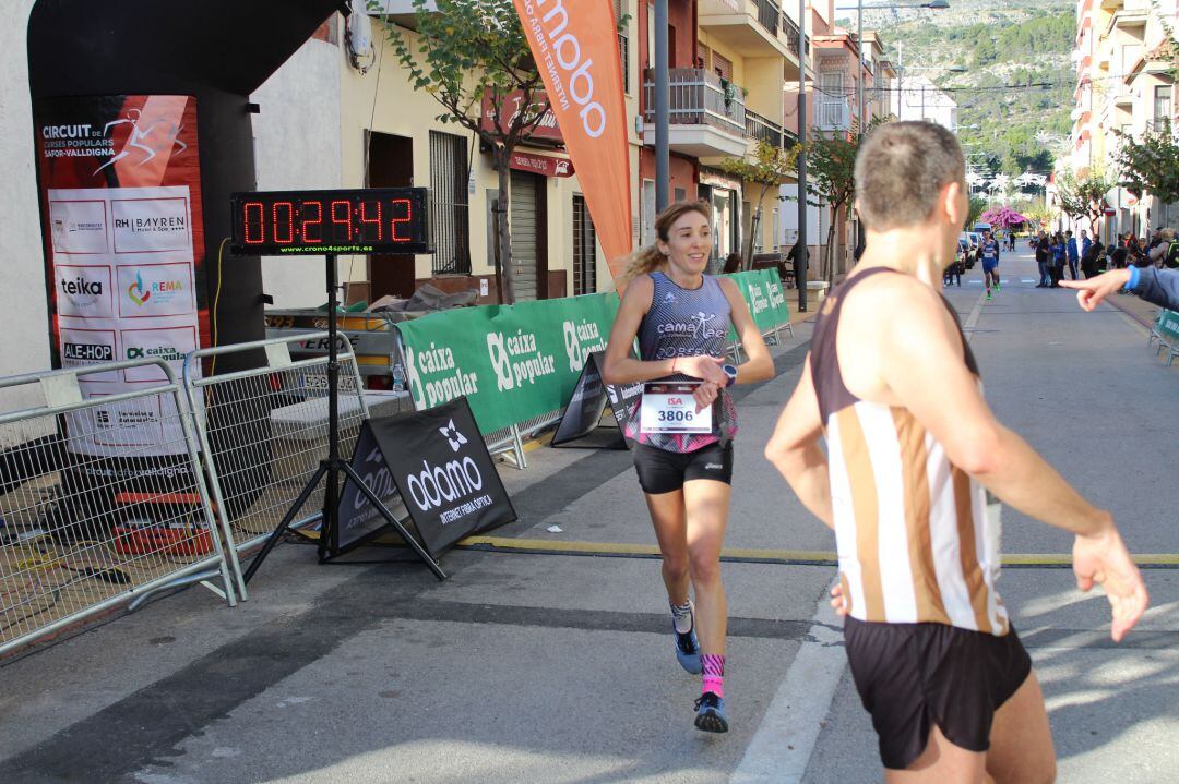 Isa Ferrer cruza la meta como campeona del circuito