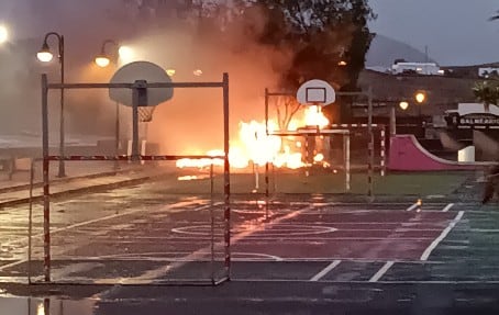 Incendio de la furgoneta-bar de la playa de Arrieta, en Lanzarote.